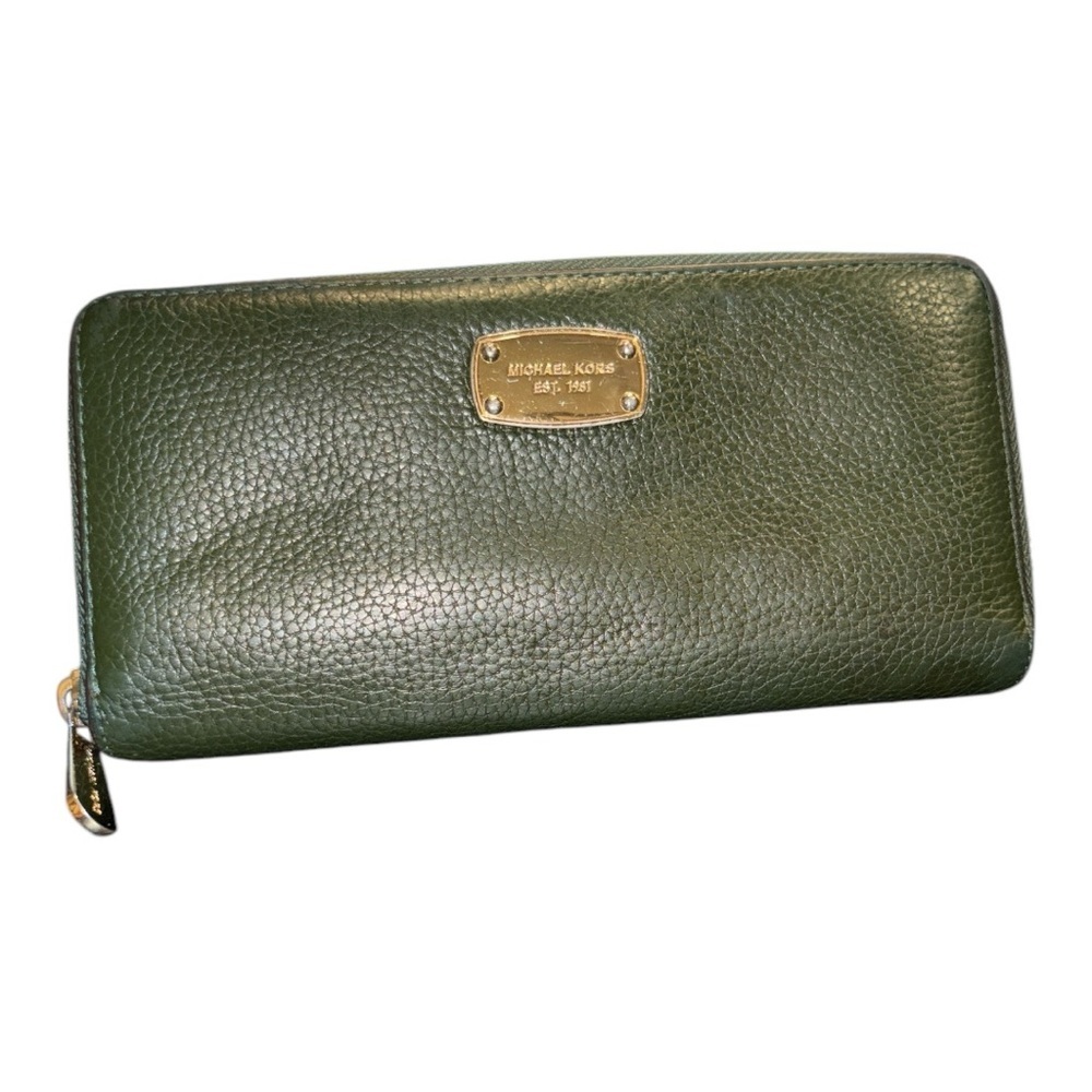 Michael Kors Jet Set Travel Large Green Pebbled Leather Zippy wallet. RR